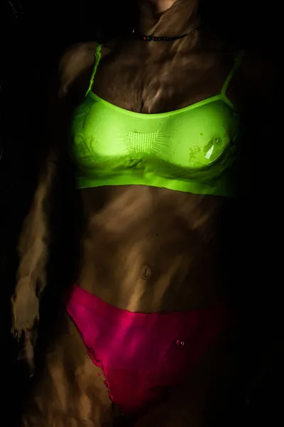 Femme Sexy Sous Vêtements Lumineux Trouve Dans Bain Sombre Avec — Photo