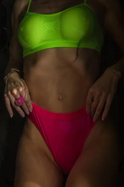 Mujer Sexy Ropa Interior Brillante Encuentra Baño Oscuro Con Agua —  Fotos de Stock