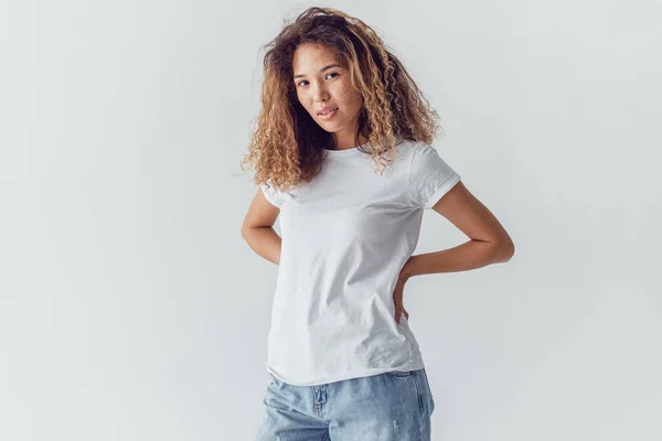 Mujer Atractiva Con Pelo Rizado Exuberante Con Una Camiseta Blanca —  Fotos de Stock