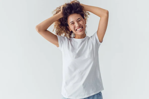 Glimlachende Vrouw Met Weelderig Krullend Haar Wit Blank Shirt Een — Stockfoto