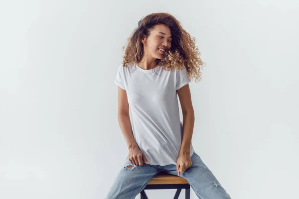 Donna Attraente Con Capelli Ricci Lussureggianti Con Una Shirt Bianca — Foto Stock