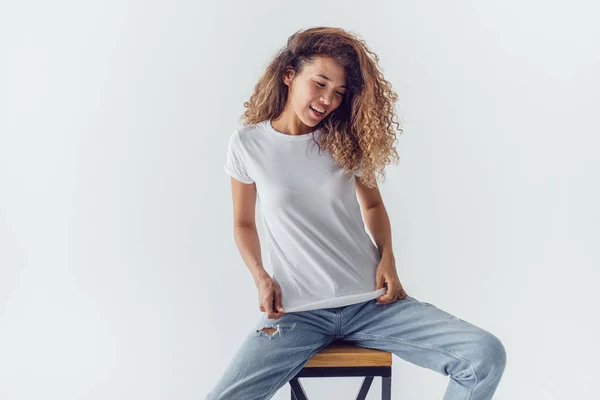 Aantrekkelijke Vrouw Met Weelderig Krullend Haar Een Wit Shirt Mock — Stockfoto