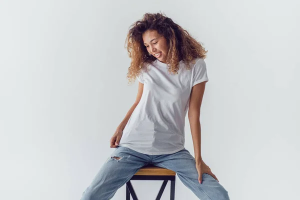 Mujer Sonriente Con Pelo Rizado Exuberante Blanco Camiseta Blanco Sienta —  Fotos de Stock