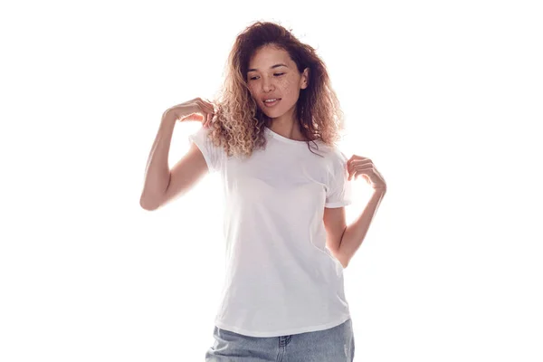 Mulher Atraente Com Cabelos Cacheados Exuberantes Branco Shirt Isolada Fundo — Fotografia de Stock