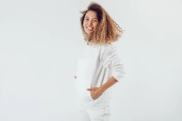 Mulher Sorridente Com Cabelo Encaracolado Grosso Terno Branco Capuzes Calças — Fotografia de Stock