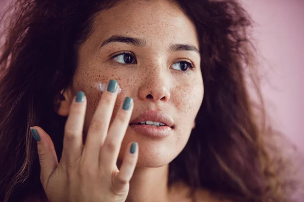 Portrait Woman Lush Curly Hair Freckles Using Moisturizing Face Cream — Fotografia de Stock
