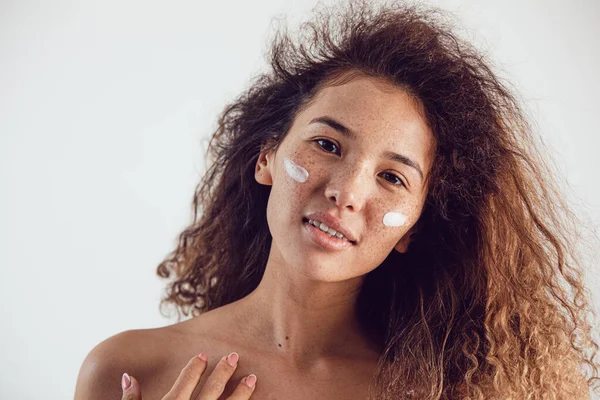 Portrait Woman Lush Curly Hair Freckles Using Moisturizing Face Cream — Stockfoto