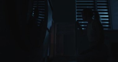 Kadın buzdolabını boş açıyor ve gecenin bir yarısı hayal kırıklığıyla kapanıyor. Gece Açlığı Konsepti.