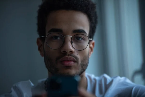 Gözlüklü Akıllı Telefon Kullanan Afro Amerikan Bir Adamın Portresi — Stok fotoğraf