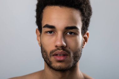 Beyaz arka planda genç bir Afrikalı Amerikalı 'nın portresi..