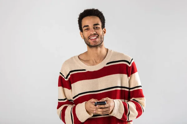 Elinde Akıllı Telefon Olan Genç Bir Afrikalı Amerikalı Beyaz Bir — Stok fotoğraf