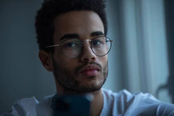 Gözlüklü Akıllı Telefon Kullanan Afro Amerikan Bir Adamın Portresi — Stok fotoğraf