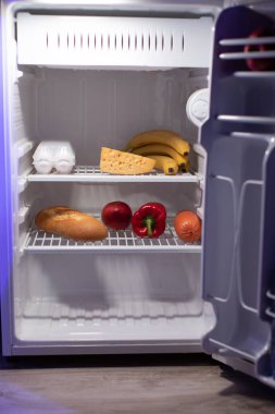 İçinde erzak olan küçük bir buzdolabı aç..