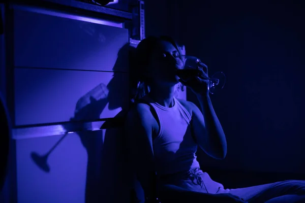 Θλιβερή Γυναίκα Πίνει Κρασί Ενώ Κάθεται Δίπλα Στο Ψυγείο Στο — Φωτογραφία Αρχείου