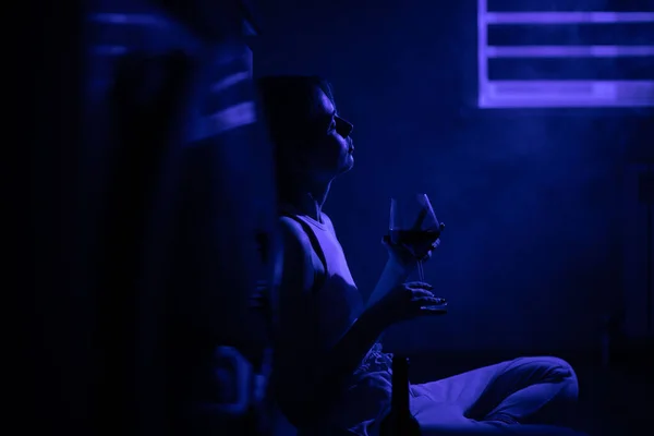 Triste Femme Buvant Vin Assis Près Réfrigérateur Dans Obscurité — Photo