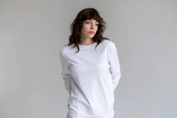 Jovem Com Cabelo Encaracolado Uma Camiseta Branca Manga Comprida Fica — Fotografia de Stock