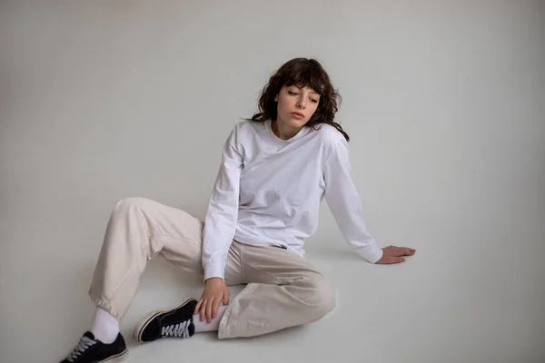 Jovem Com Cabelo Encaracolado Uma Camiseta Branca Manga Comprida Senta — Fotografia de Stock