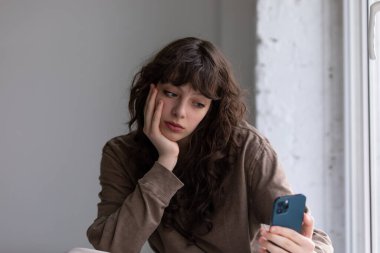 Kıvırcık saçlı çekici genç kadın selfie çekiyor..