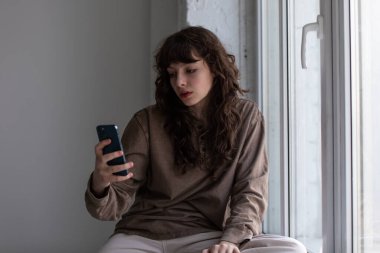 Kıvırcık saçlı çekici genç kadın selfie çekiyor..