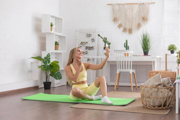 Mujer Tomando Una Selfie Mientras Está Sentada Una Esterilla Yoga — Foto de Stock