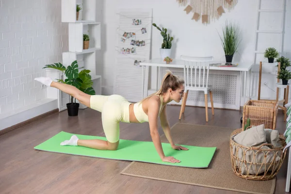Mujer Haciendo Deportes Alfombra Yoga Mirando Teléfono Inteligente Casa — Foto de Stock