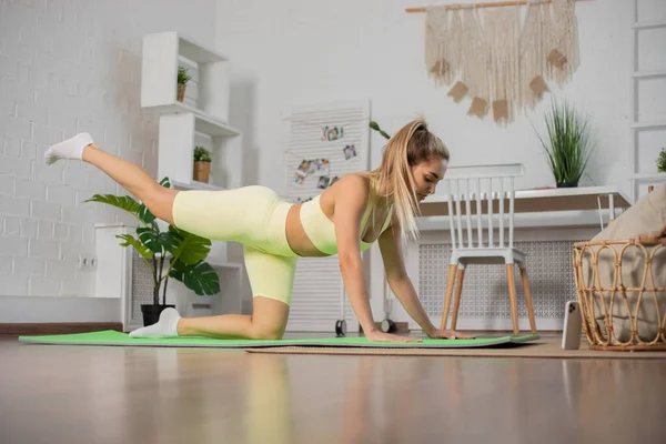 Mujer Haciendo Deportes Alfombra Yoga Mirando Teléfono Inteligente Casa — Foto de Stock