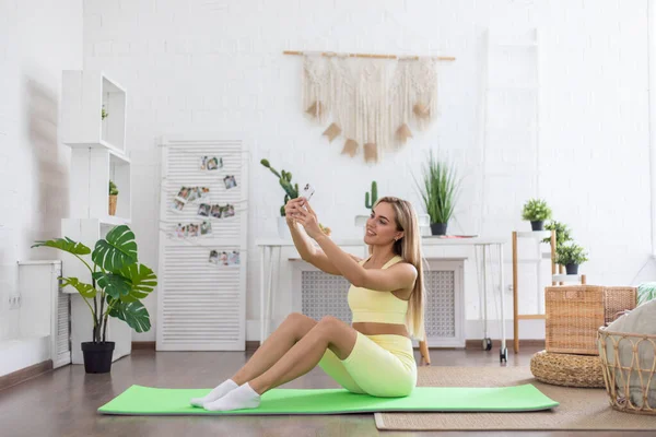 Mujer Tomando Una Selfie Mientras Está Sentada Una Esterilla Yoga — Foto de Stock