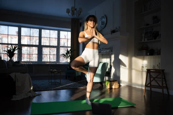 Mujer Atractiva Haciendo Yoga Línea Utilizando Ordenador Portátil Casa — Foto de Stock