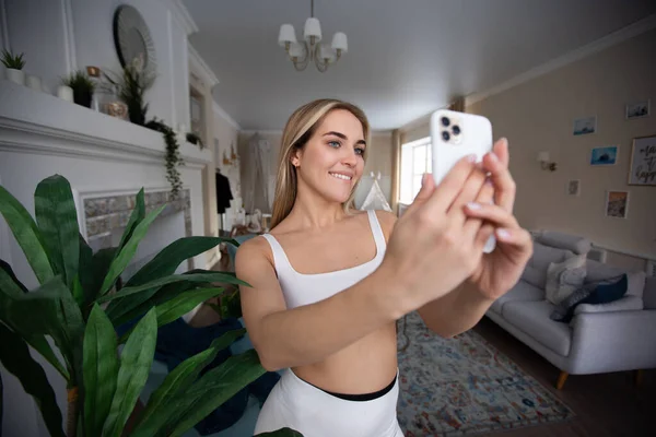 Atractiva Mujer Rubia Ropa Deportiva Tomando Selfie Casa — Foto de Stock