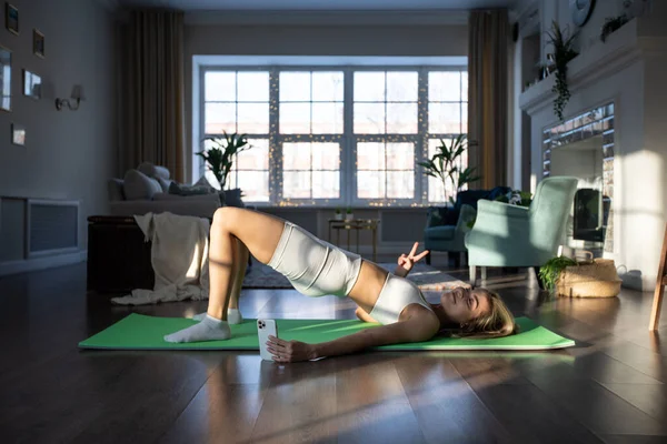 Mujer Tomando Selfie Tumbado Esterilla Yoga Casa — Foto de Stock