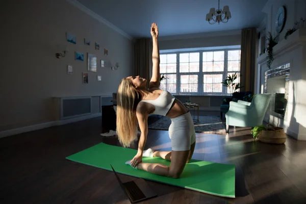 Mujer Atractiva Haciendo Yoga Línea Utilizando Ordenador Portátil Casa — Foto de Stock