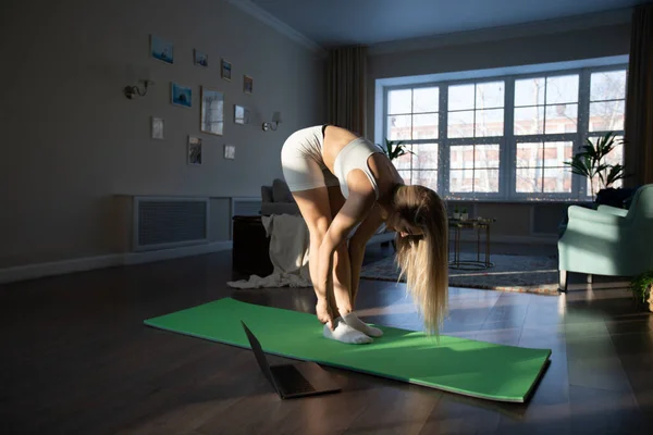 Mujer Atractiva Haciendo Yoga Línea Utilizando Ordenador Portátil Casa — Foto de Stock