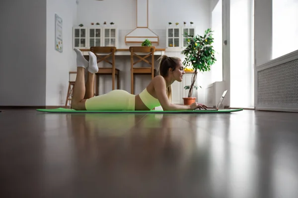 Donna Atletica Sdraiata Sul Tappetino Yoga Guardando Computer Portatile — Foto Stock