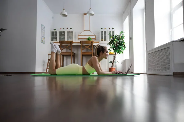 Mujer Atlética Acostada Esterilla Yoga Mirando Portátil — Foto de Stock