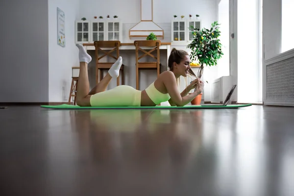 Mujer Atlética Acostada Esterilla Yoga Mirando Portátil — Foto de Stock