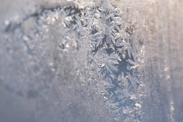 Zmrzlé hlučné okno v chladné zimě, textura ledu — Stock fotografie