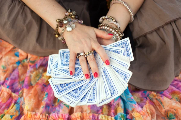 Gypsy innehar spelkort nedåt Royaltyfria Stockbilder