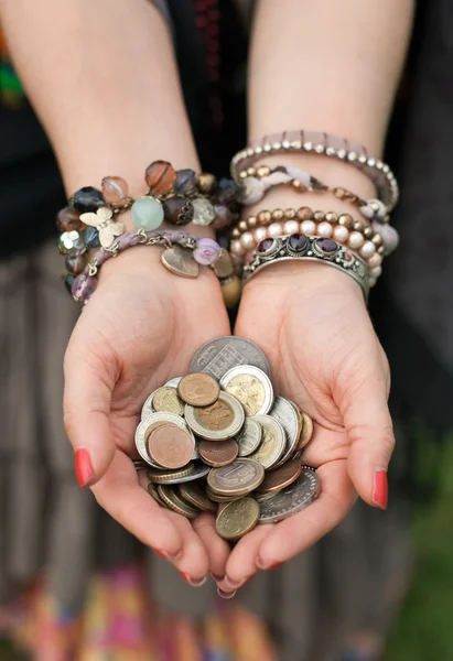Mynt i händerna på gipsyen Royaltyfria Stockfoton