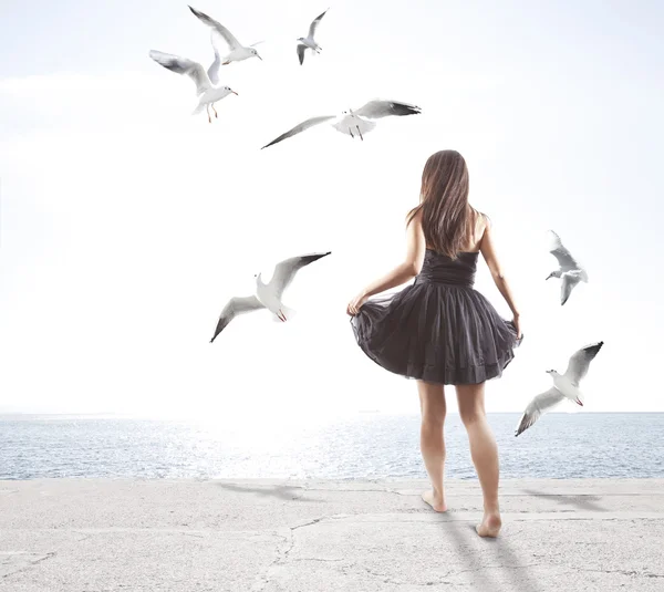 Jeune fille avec des mouettes — Photo