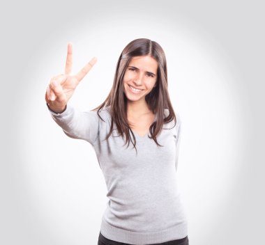 genç kadın gösteren iki parmak