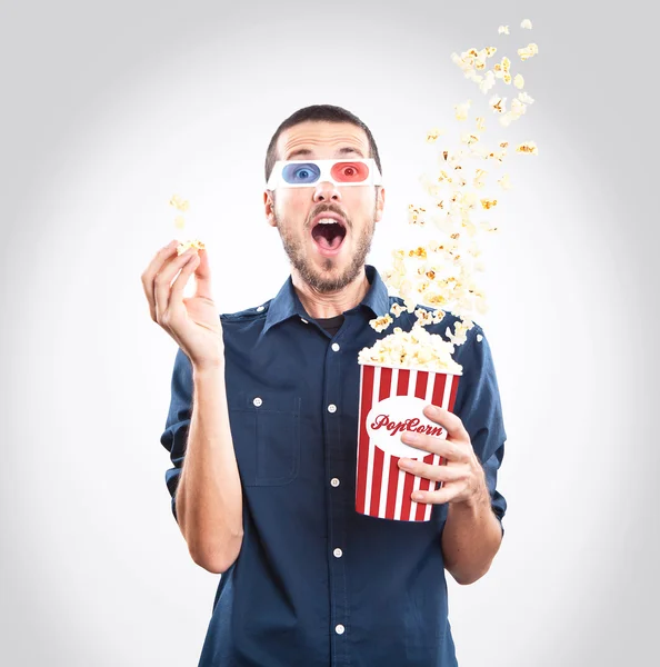 Mladý muž, sledovat film s 3d brýlemi a popcorn — Stock fotografie