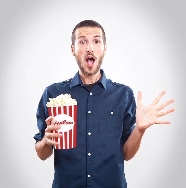 Joven viendo una película con palomitas de maíz — Foto de Stock