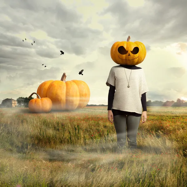 Jeune fille avec tête de citrouille, Halloween Images De Stock Libres De Droits