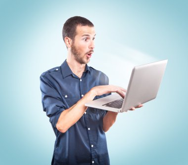 bir laptop tutan genç adam şaşırttı