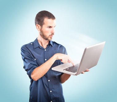 genç adam odaklanmış bir laptop holding