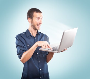 genç adam bir laptop tutan mutlu