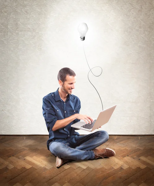 Jonge man met een laptop — Stockfoto