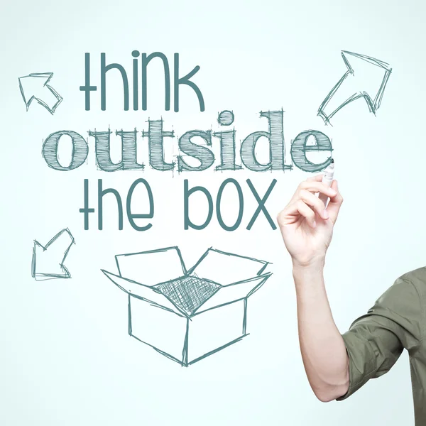Hombre escribiendo "pensar fuera de la caja " — Foto de Stock