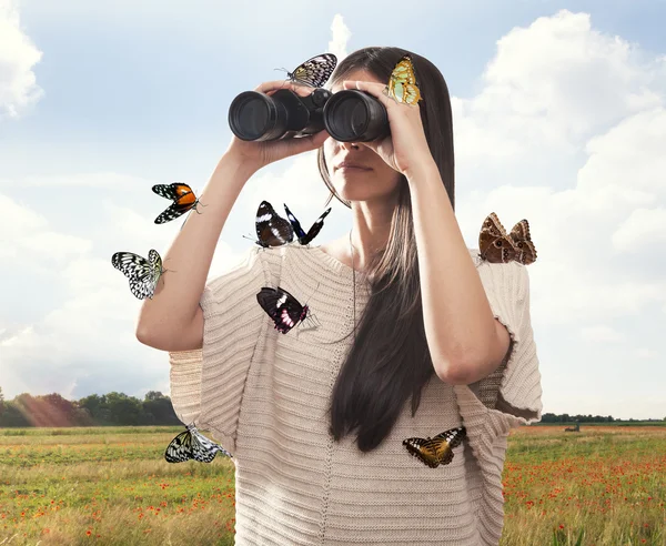 蝶と両眼と見ていた若い女性 — ストック写真