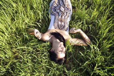 güzel bir kadın üzerinde çim döşeme